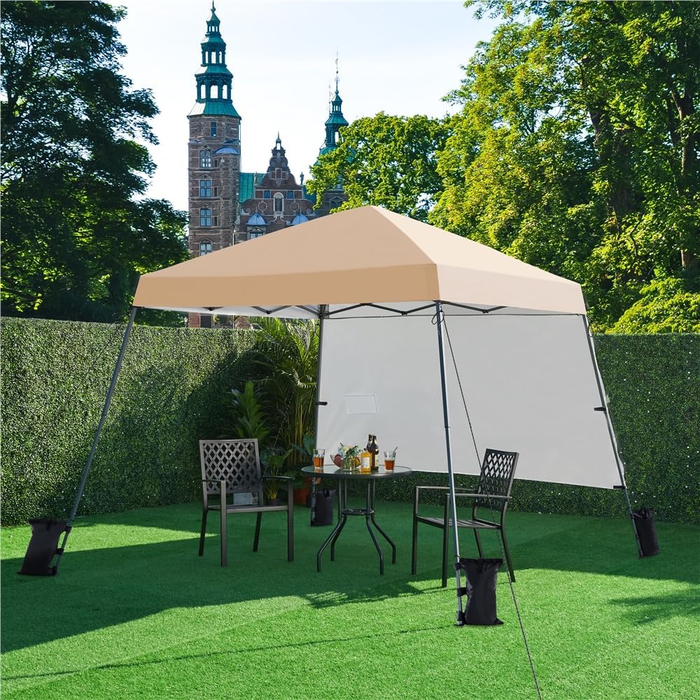 Tonnelle pas chère Yaheetech 3x3m montée dans un jardin avec sa paroi latérale et ses 4 saces de lestages.