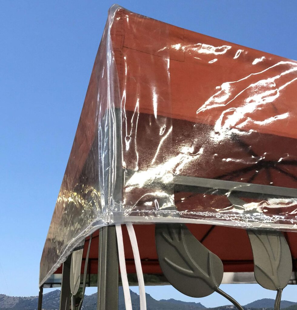 Tonnelle de jardin protégée sous la neige avec une bâche imperméable.