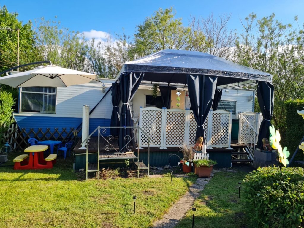 Tonnelle de jardin bien protégée par une bâche de qualité, espace de vie extérieur durable