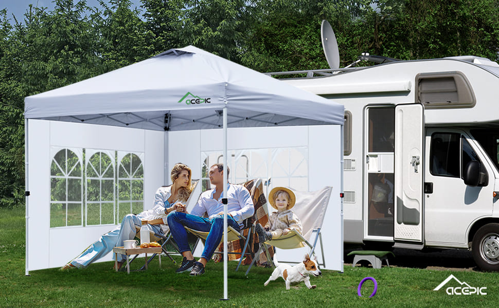 Une famille profitant de ses rideaux de protection pour tonnelle avec fenêtres