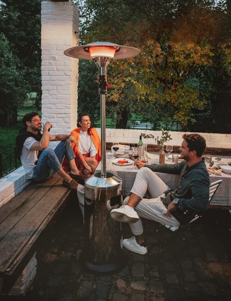 Parasol chauffant électrique intégré à une tonnelle pour les soirées fraîches