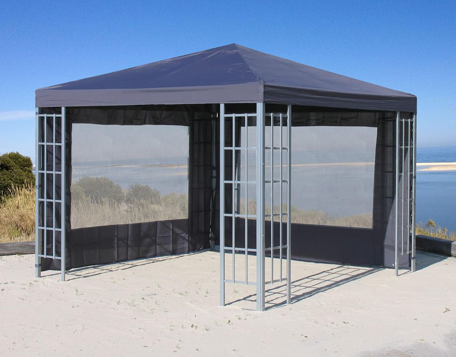 Tonnelle de jardin élégante avec rideaux et moustiquaires pour un espace extérieur confortable et protégé.