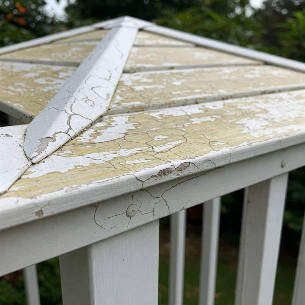 Fissures sur tonnelle en PVC exposée aux UV