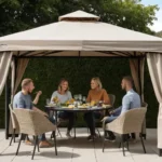 Une famille profitant de leur déjeuner, à l'ombre de leur tonnelle 3x4m.